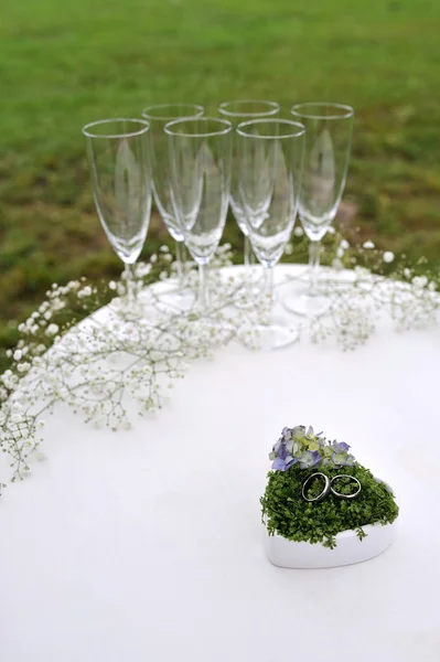 Alyans ile ahşap rustik masa