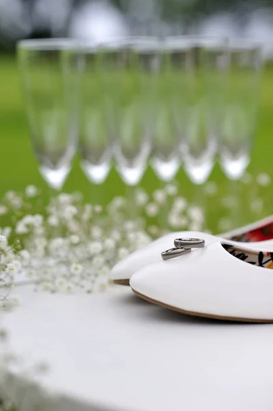 Düğün Ayakkabı ile ahşap masa