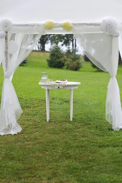 Düğün Ayakkabı ile ahşap masa