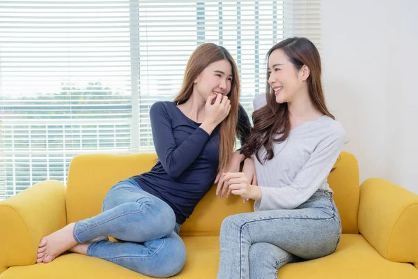 Güzel Asyalı kadın bir çift gülümsüyor konuşurken, aynı seks Genç Married kadın çift içinde onların günlük rutin gösteren bazı sevgi LGBT lezbiyen