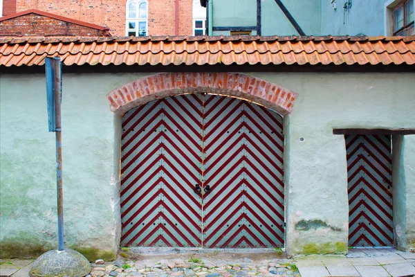 Kırmızı çatılı eski ahşap kapı