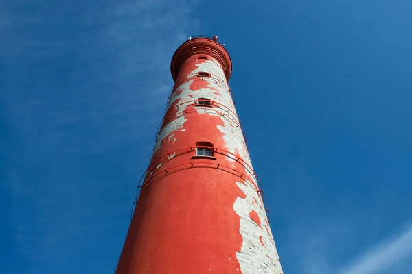 Mavi gökyüzünde kırmızı deniz feneri