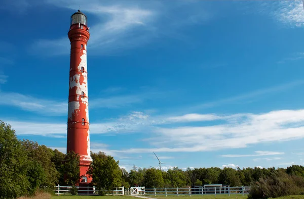 Mavi gökyüzünde kırmızı deniz feneri