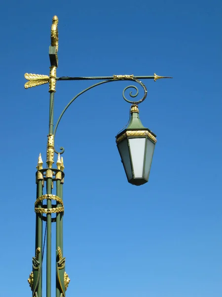 Mavi gökyüzü arka planında sokak lambası