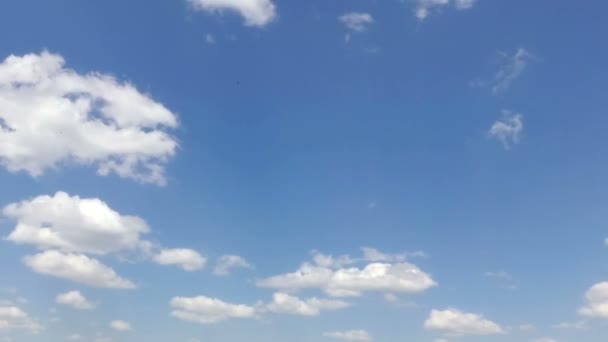 Movimiento de nubes blancas contra un cielo azul . — Vídeos de Stock