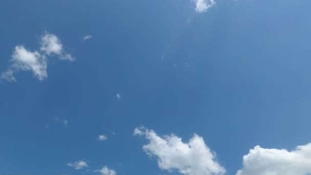 Bewegung weißer Wolken vor blauem Himmel. — Stockvideo