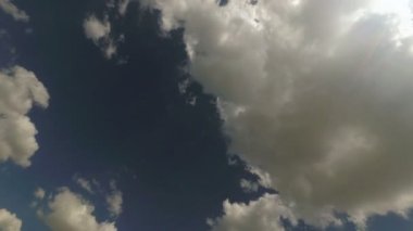 beyaz bulutlar mavi gökyüzü karşı hareketi.
