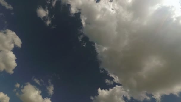 Movimiento de nubes blancas contra un cielo azul . — Vídeos de Stock