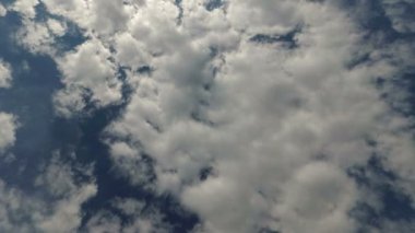 beyaz bulutlar mavi gökyüzü karşı hareketi.