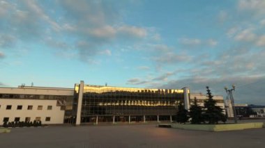 Gomel, Belarus - 14 Mayıs 2018: Şafak bina modern spor kompleksinin Buz Sarayı. hızlandırılmış.