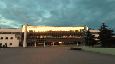 Gomel, Belarus - 14 Mayıs 2018: Şafak bina modern spor kompleksinin Buz Sarayı. hızlandırılmış.