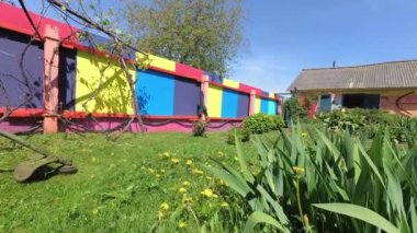 bir adam bir benzin pompası ile bir bahçe çim biçme