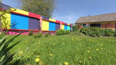 bir adam bir benzin pompası ile bir bahçe çim biçme