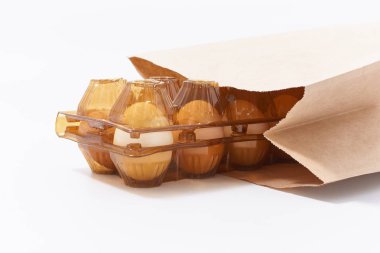 Yumurta izole beyaz arka plan ile plastik bir paket içinde.