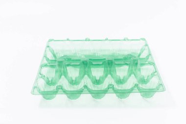 Yumurta izole beyaz arka plan ile plastik bir paket içinde.