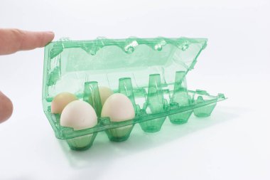 Yumurta izole beyaz arka plan ile plastik bir paket içinde.