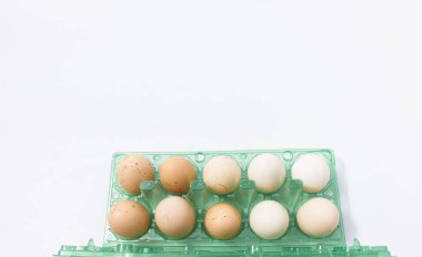 Yumurta izole beyaz arka plan ile plastik bir paket içinde.