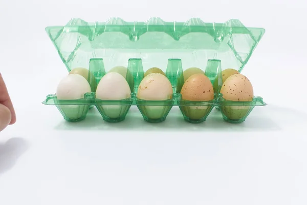 塑料包装中的鸡蛋 带有独立的白色背景 — 图库照片