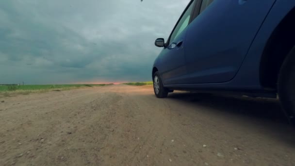 벨라루스 2018 리노로 자동차 폭풍우 하늘에 필드에 — 비디오