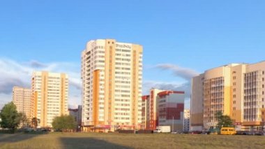 Gomel, Belarus - 17 Mayıs 2018: şehrin akşam şehrin kenarında bir genç İlçesi