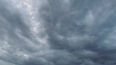 kötü hava. thunderclouds hareketi. kasvetli gökyüzü.