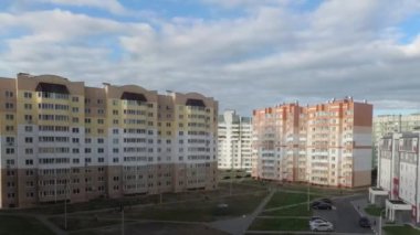 Gomel, Belarus - 22 Mayıs 2018: şehrin akşam şehrin kenarında bir genç İlçesi