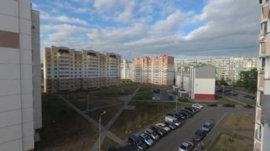 Gomel, Belarus - 22 Mayıs 2018: şehrin akşam şehrin kenarında bir genç İlçesi