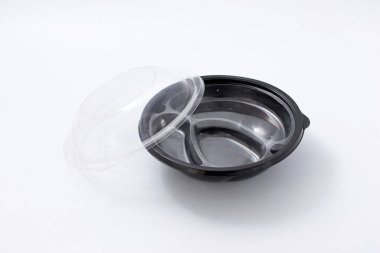 Biyolojik olarak parçalanabilen plastik dishware beyaz izole bir set