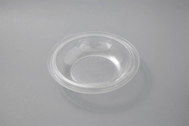 Biyolojik olarak parçalanabilen plastik dishware beyaz izole bir set