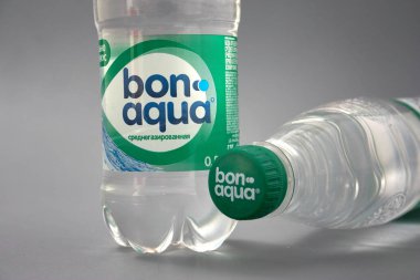 Gomel, Beyaz Rusya - 29 Mayıs 2018: içme suyu Bon Aqua bir plastik şişe
