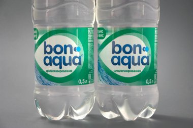 Gomel, Beyaz Rusya - 29 Mayıs 2018: içme suyu Bon Aqua bir plastik şişe