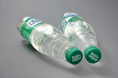 Gomel, Beyaz Rusya - 29 Mayıs 2018: içme suyu Bon Aqua bir plastik şişe