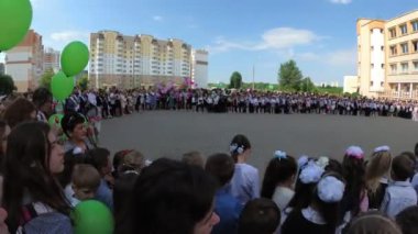 Gomel, Belarus - 30 Mayıs 2018: ciddi okul satır öğretim yılı sonuna kadar adanmış. Son çağrı.