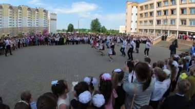 Gomel, Belarus - 30 Mayıs 2018: ciddi okul satır öğretim yılı sonuna kadar adanmış. Son çağrı.