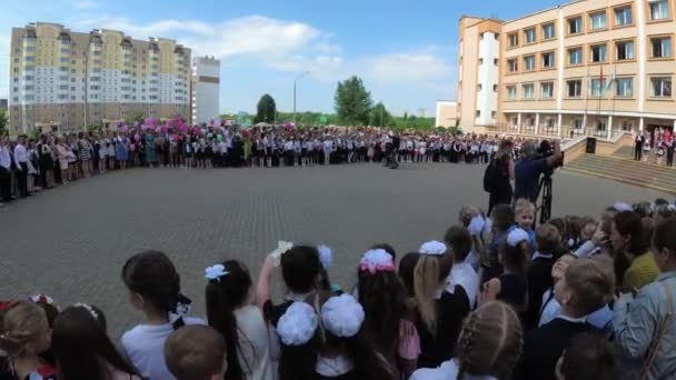 Gomel Weißrussland Mai 2018 Feierliche Schulzeile Zum Ende Des Schuljahres — Stockvideo
