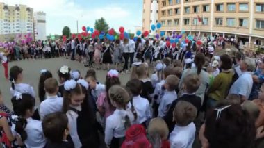 Gomel, Belarus - 30 Mayıs 2018: ciddi okul satır öğretim yılı sonuna kadar adanmış. Son çağrı.