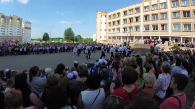 Gomel, Belarus - 30 Mayıs 2018: ciddi okul satır öğretim yılı sonuna kadar adanmış. Son çağrı.