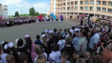 Gomel, Belarus - 30 Mayıs 2018: ciddi okul satır öğretim yılı sonuna kadar adanmış. Son çağrı.
