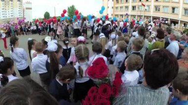 Gomel, Belarus - 30 Mayıs 2018: ciddi okul satır öğretim yılı sonuna kadar adanmış. Son çağrı.
