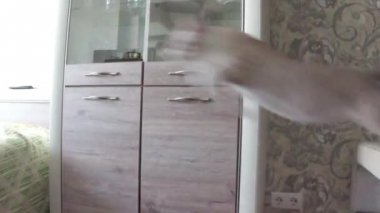 kedi ava bir uzun atlama atlar.