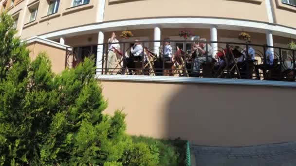 GOMEL, BELARUS - 30 de mayo de 2018: La orquesta escolar toca en la línea escolar solemne dedicada al final del año escolar. Última llamada . — Vídeo de stock