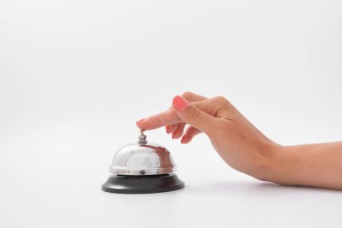 izole bir otel bell kullanan bir kadın eli