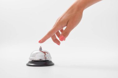 izole bir otel bell kullanan bir kadın eli