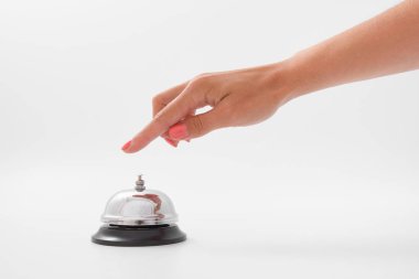 izole bir otel bell kullanan bir kadın eli