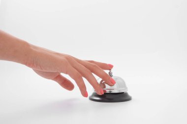 izole bir otel bell kullanan bir kadın eli
