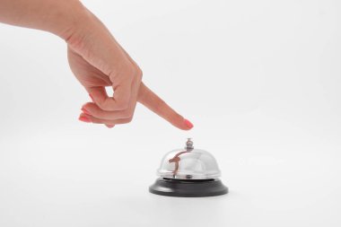 izole bir otel bell kullanan bir kadın eli