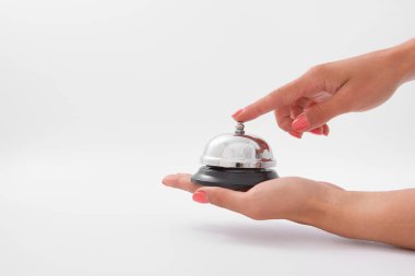 izole bir otel bell kullanan bir kadın eli