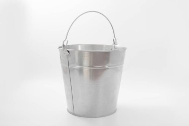 beyaz zemin üzerinde galvanizli metal kova