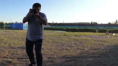 Fotoğrafçı iş başında. çekim sahne telefon modeli.