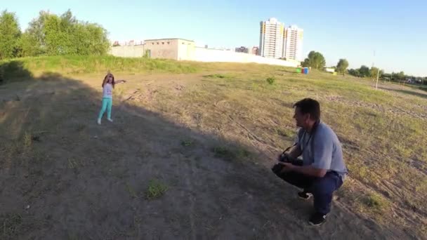 Fotógrafo en el trabajo. escena de disparo modelo móvil . — Vídeos de Stock